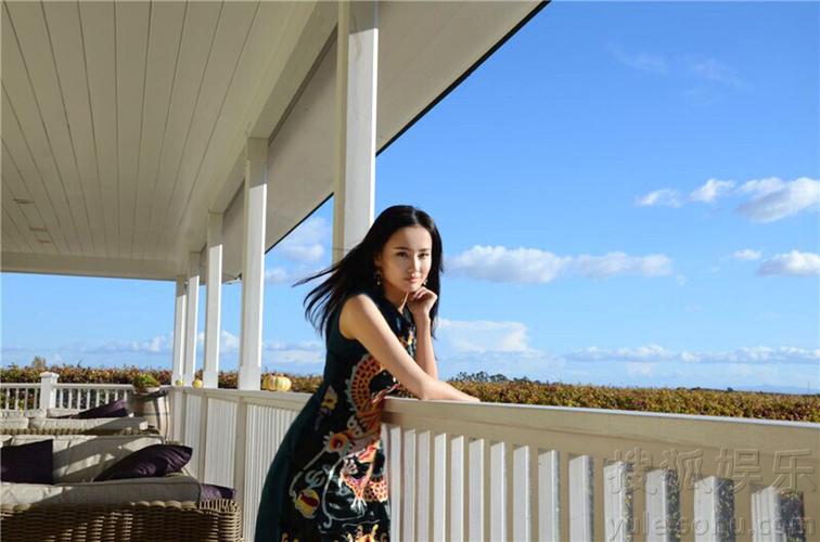 一栋豪宅几只狗，如今独居上海的黄龄，39岁未婚无子活成人间清醒
