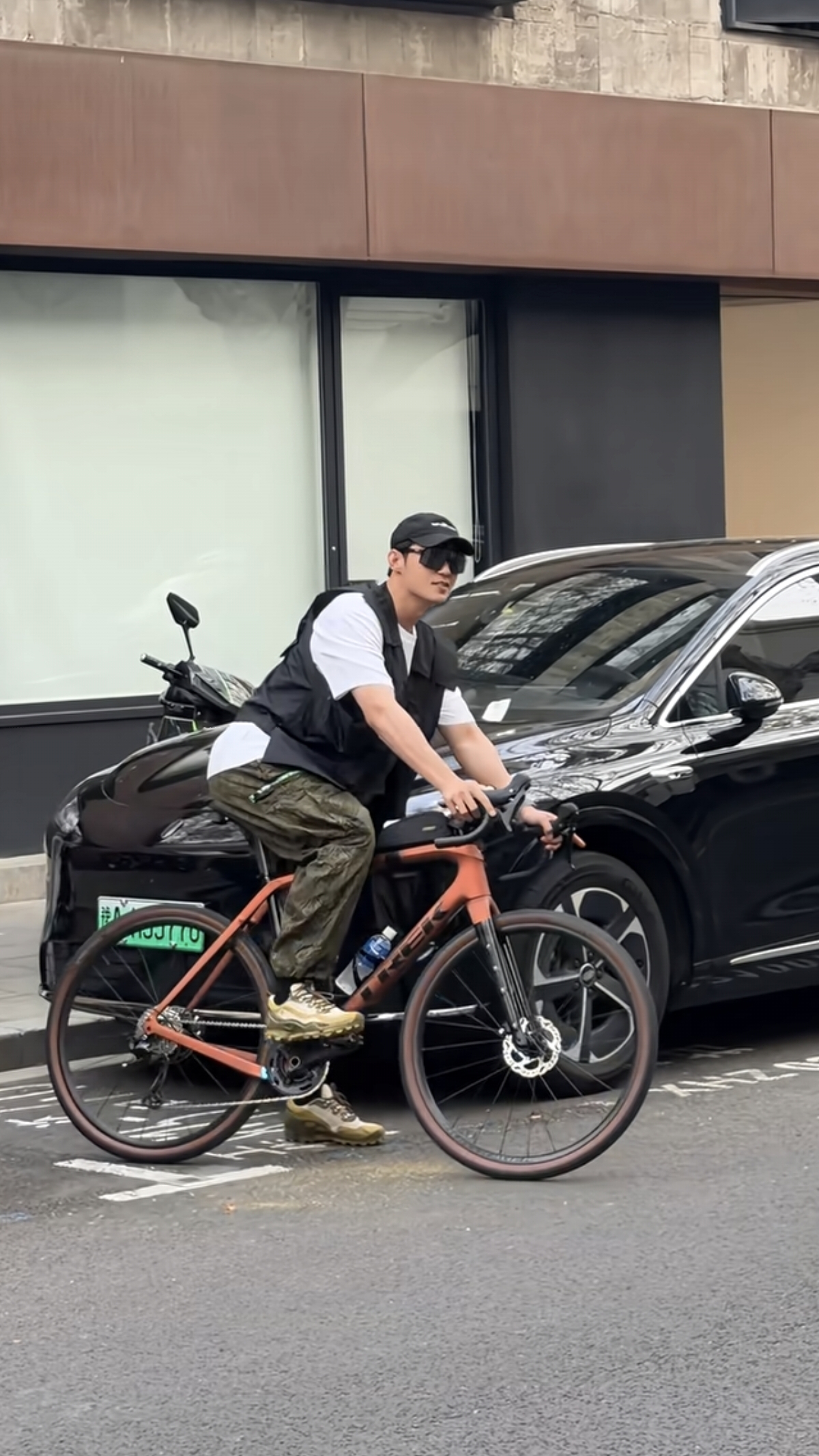 又遛弯了！黄景瑜上海街边被偶遇，骑着自行车，本人超级帅呀