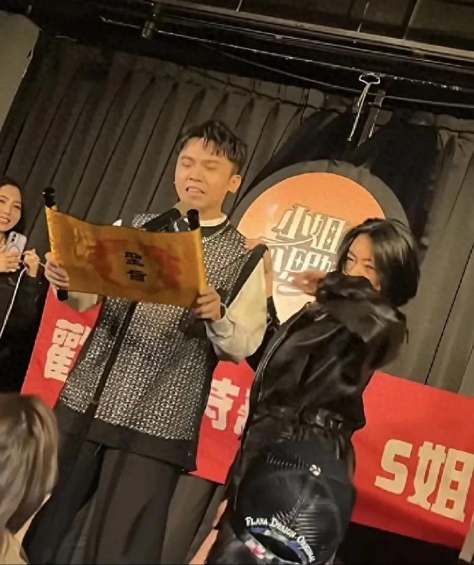 小S又在节目上放飞自我，动作夸张，只是看着难免让人觉得心酸