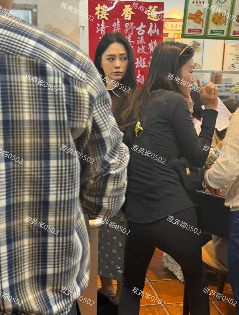 香港茶餐厅偶遇钟欣潼，离开美颜滤镜的她本人和精修照一样漂亮