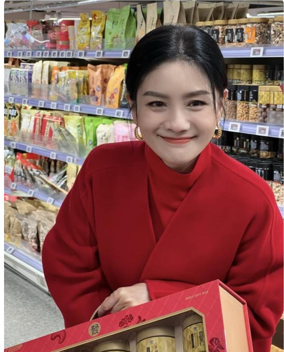 胡可穿红色毛呢大衣，逛超市，买年货，好喜庆，漂亮。