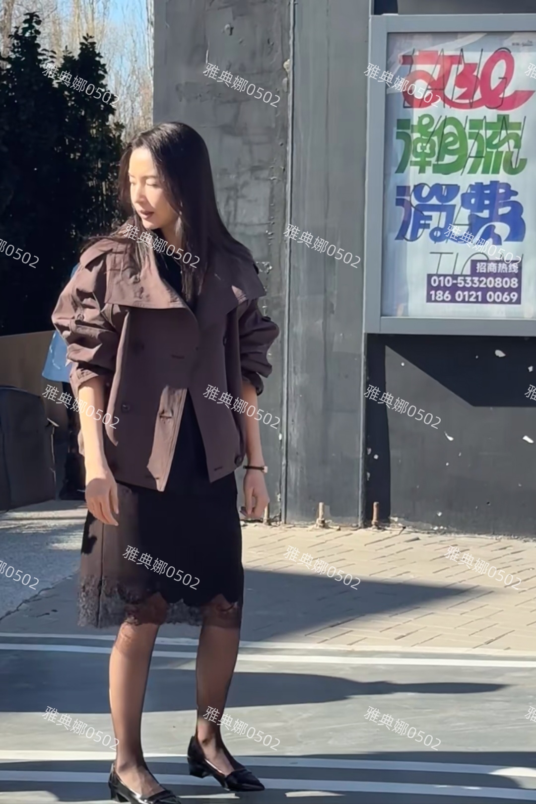 北京郎园偶遇董洁，没想到她本人居然这么矮，五官秀气但并不年轻