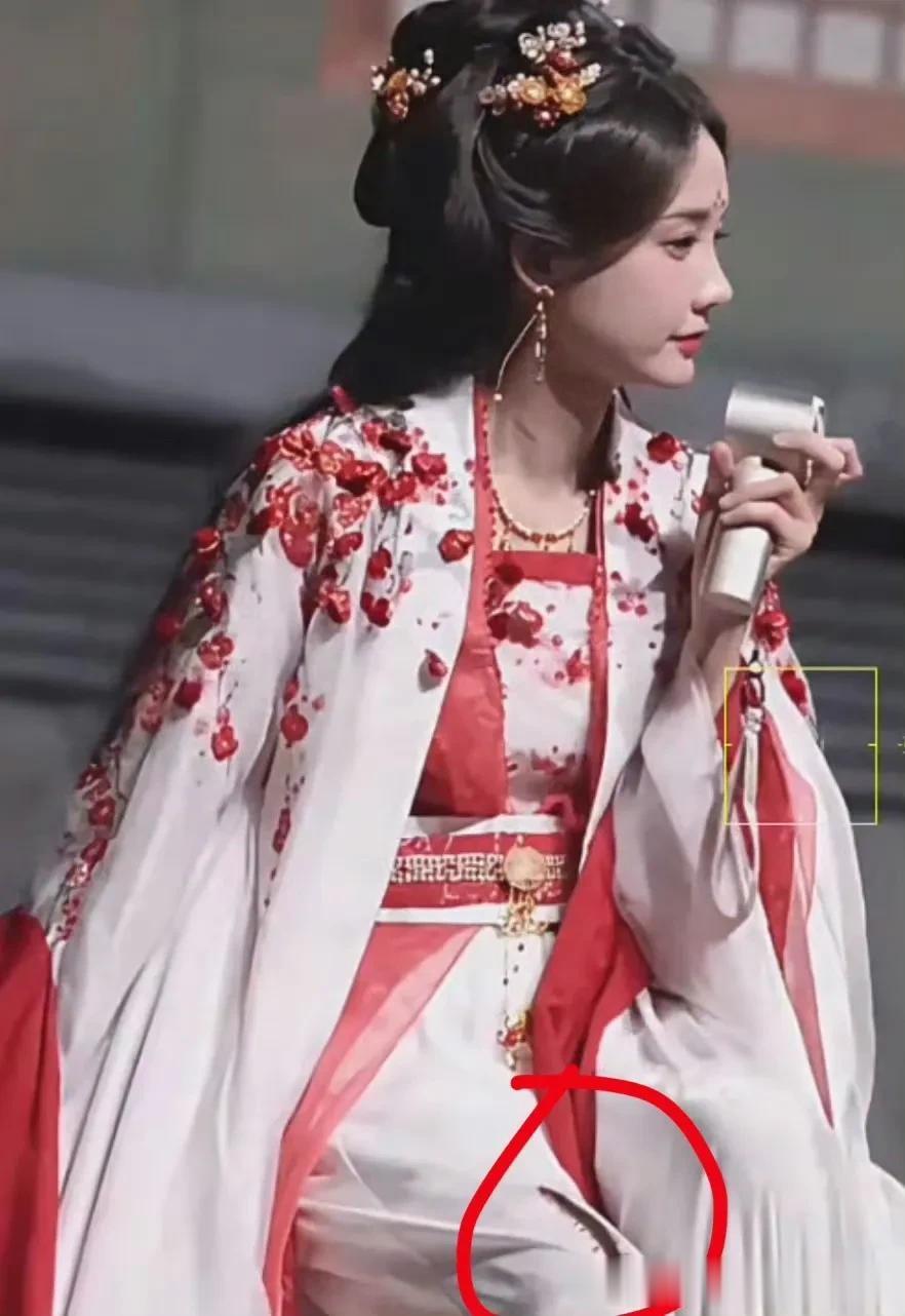 卢昱晓袖口爬出大虫子，毫无察觉，网友：上一次还是李一桐