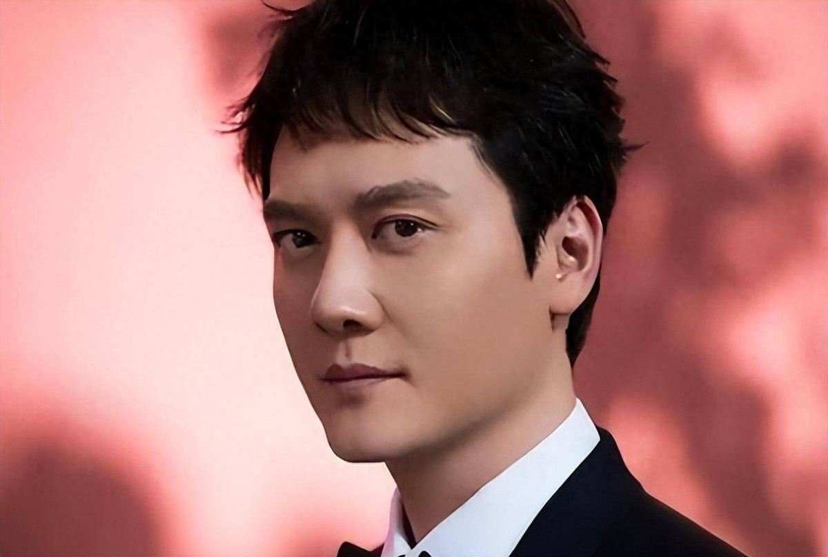 离婚5年，47岁冯绍峰高调官宣喜讯，让前妻赵丽颖和内娱刮目相看