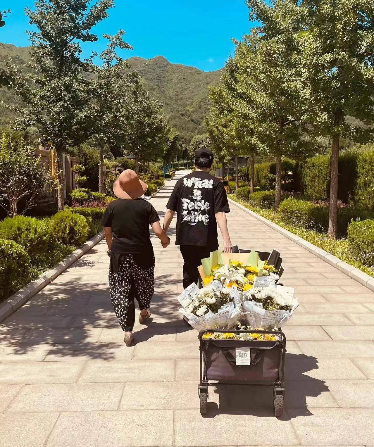 赵英俊忌日，薛之谦以一句“时光飞逝”完成祭奠，字字诛心