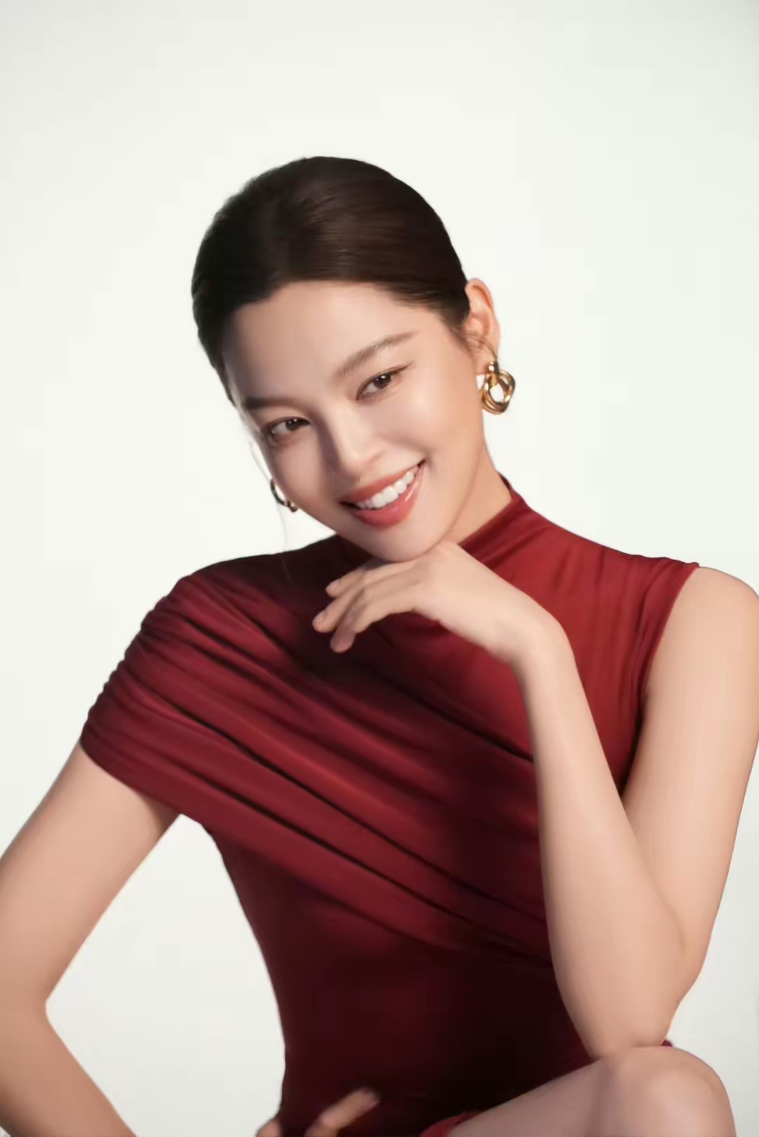 穿红色连衣裙的辛芷蕾