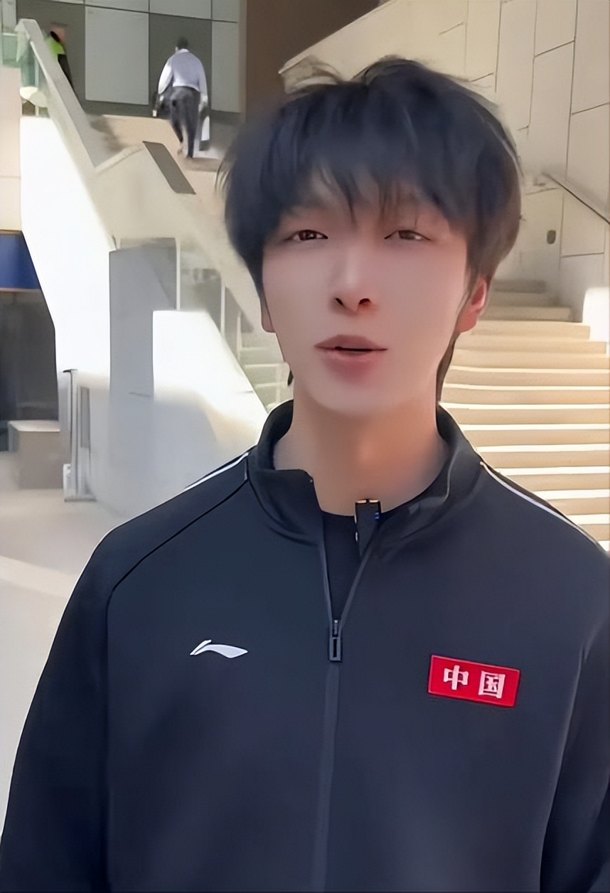 原来他就是肖战儿子，和王楚钦是发小，长相高大帅气，还去拍短剧