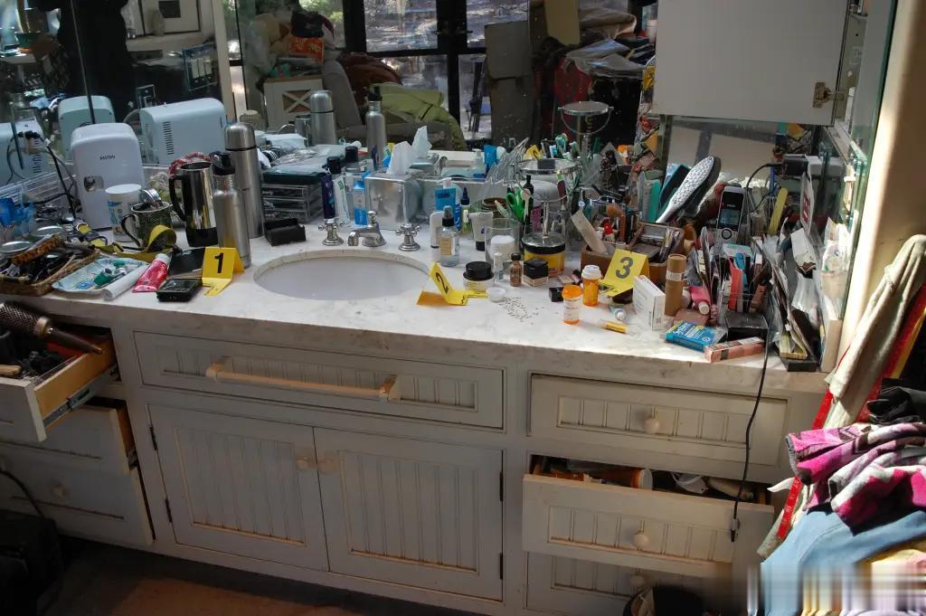 一代影帝的凄凉落幕:与妻双双暴毙家中,5.7亿遗产如何处置?