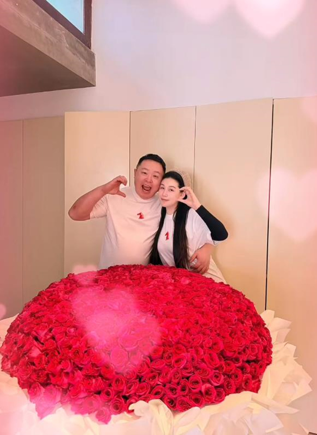 阎鹤祥夫妇看话剧，陪老婆坐完月子胖到200斤，穿的像在澡堂子