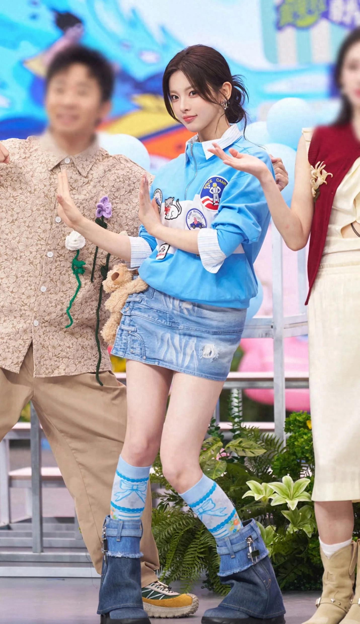 杨超越性感美腿