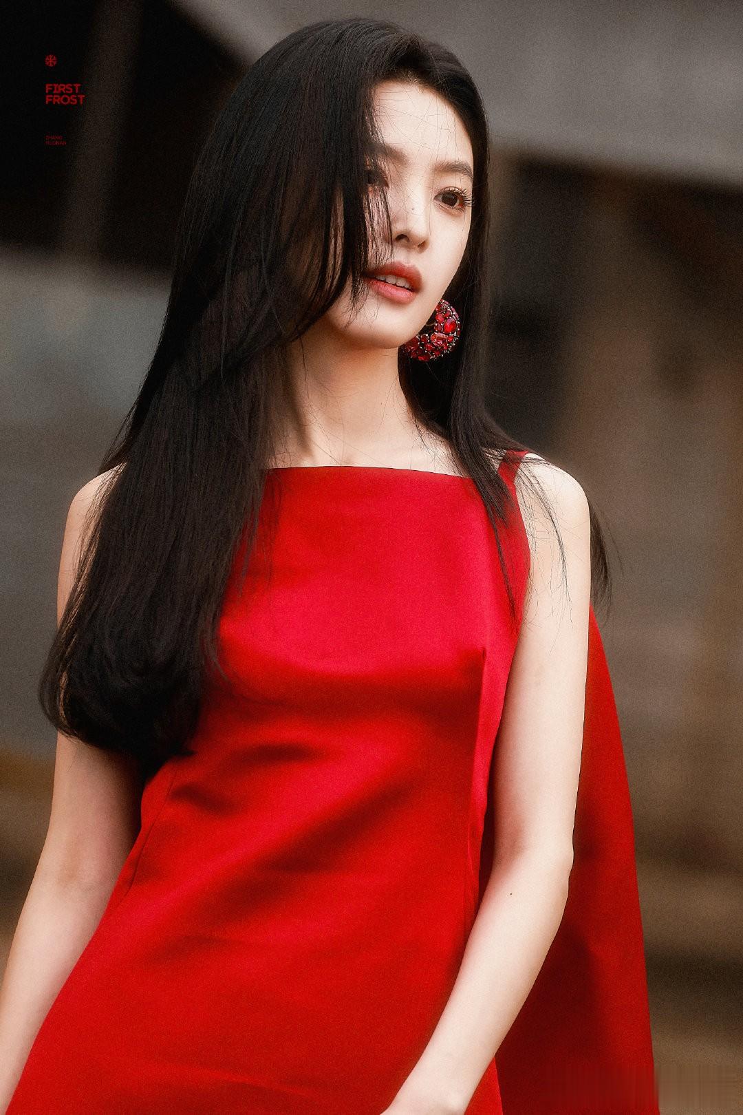 章若楠红装出席