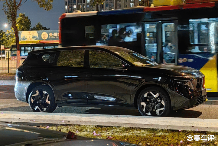 轴距2917mm！日产NX8空间越级，配2064颗LED灯珠，比奥迪还灯厂