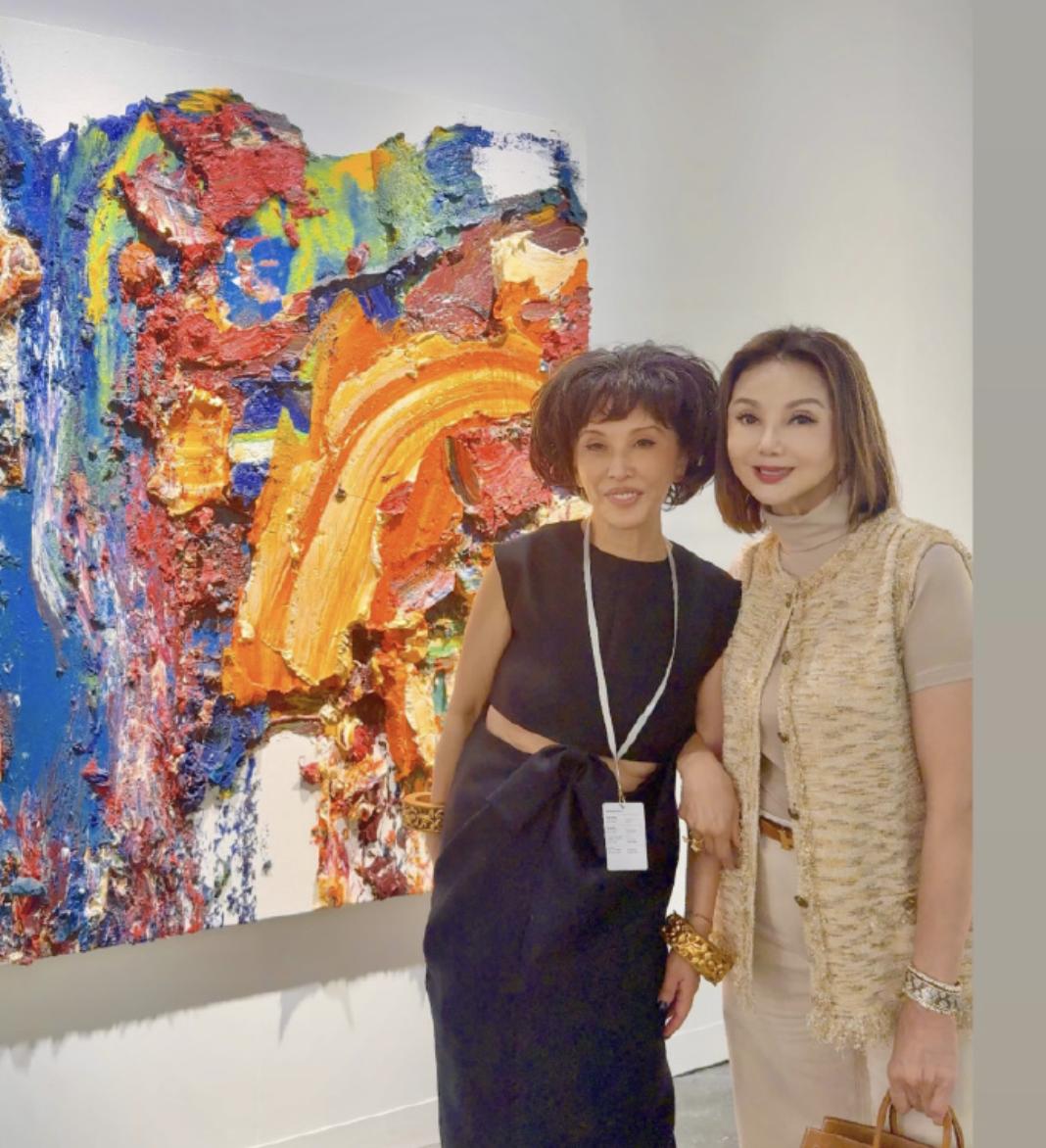 谢玲玲与林建名子女聚会，抱混血侄孙坐中间，林建名第三任妻也在