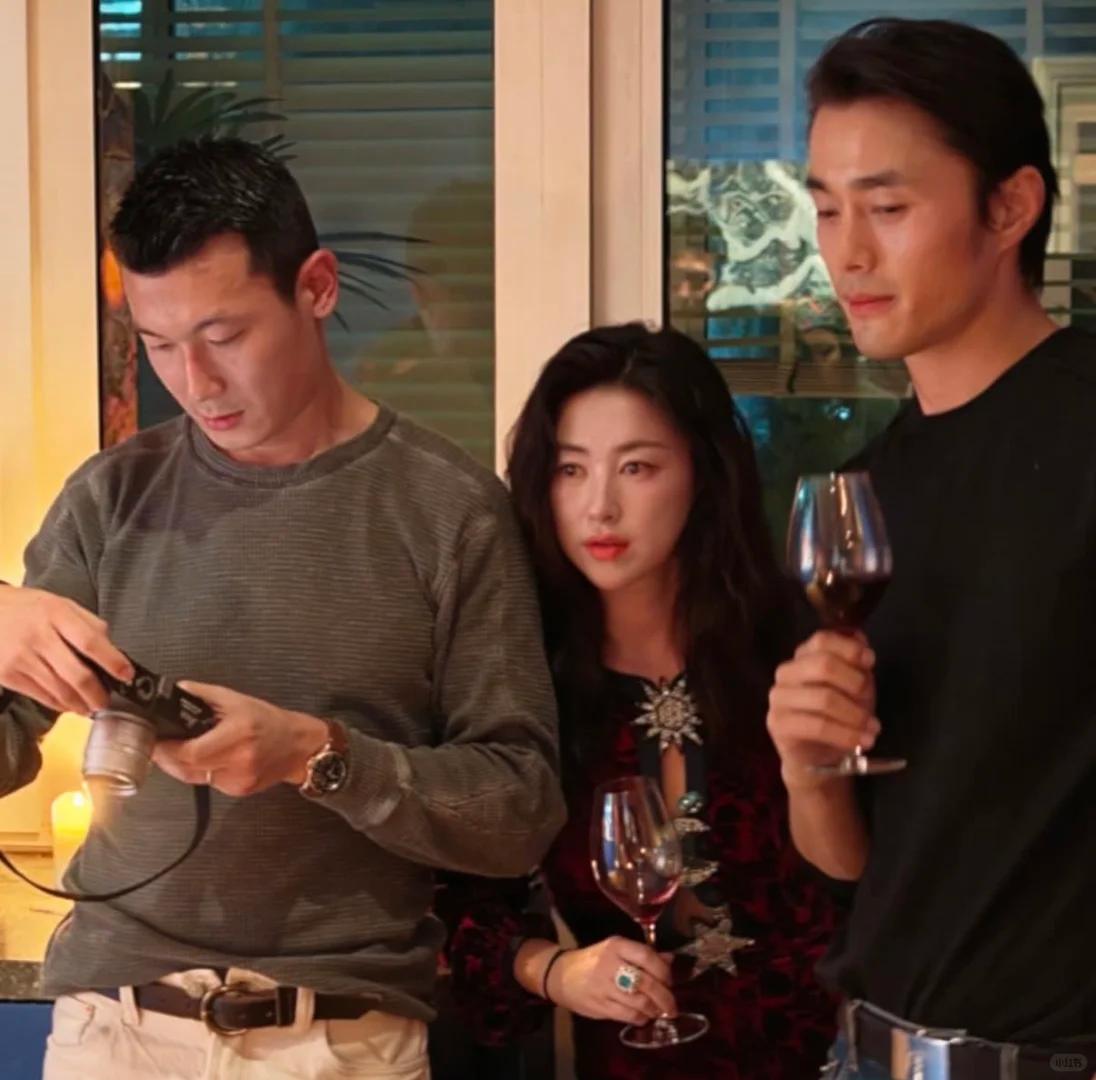 朱珠一家吃路边摊被偶遇！女儿热出一头汗，老公偷拍她满眼都是爱