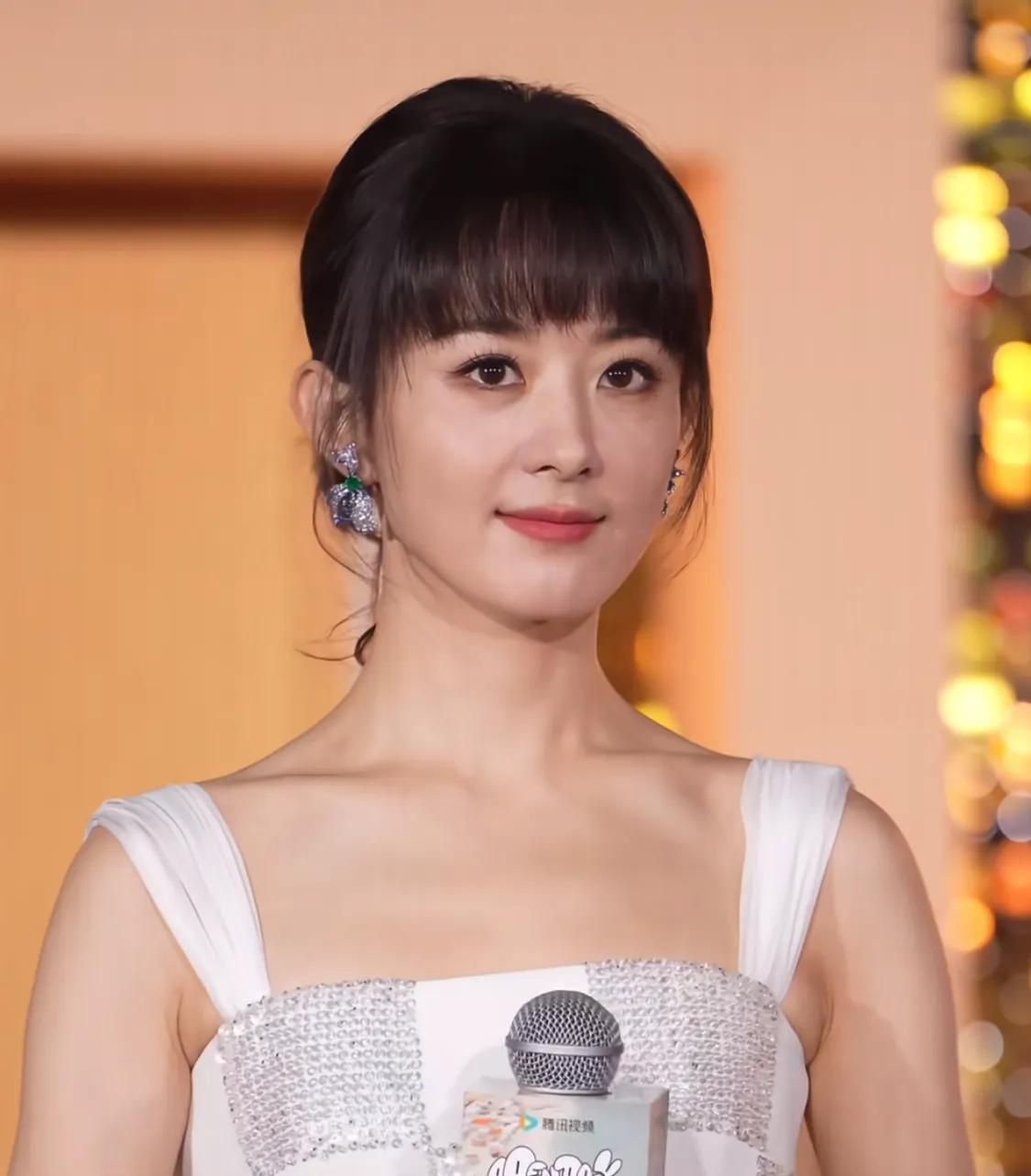 赵丽颖换了新发型,八字刘海儿很减龄,六千的衬衣被她穿成地摊货