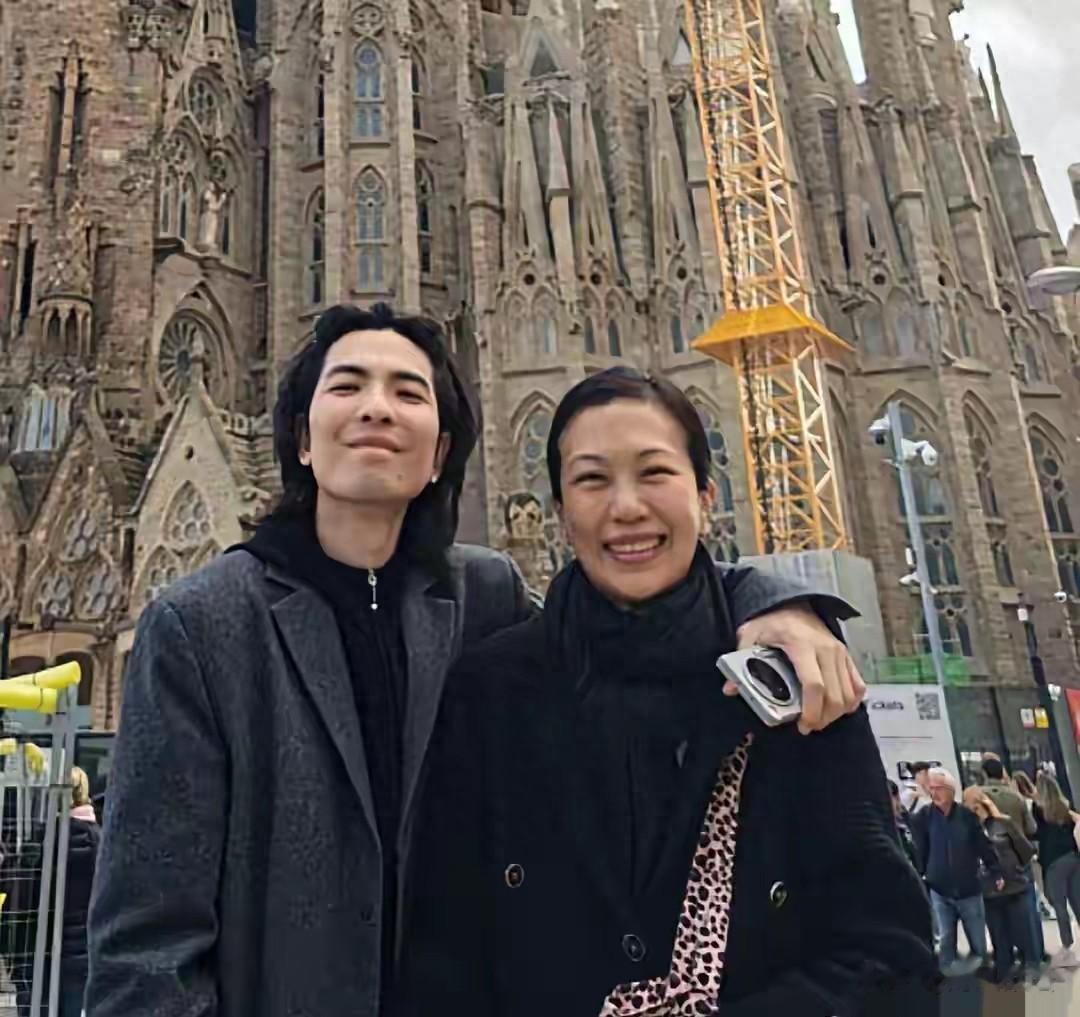 萧敬腾携52岁娇妻游西班牙，相处像母子，却把爱情捂了十几年