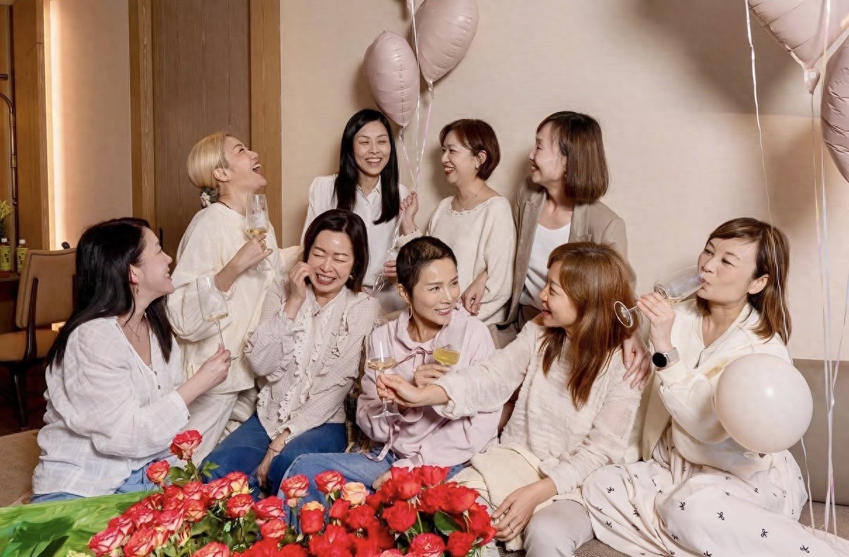 51岁癌末港姐生前追思会现场,与闺蜜开香槟看旧照,大家笑着告别