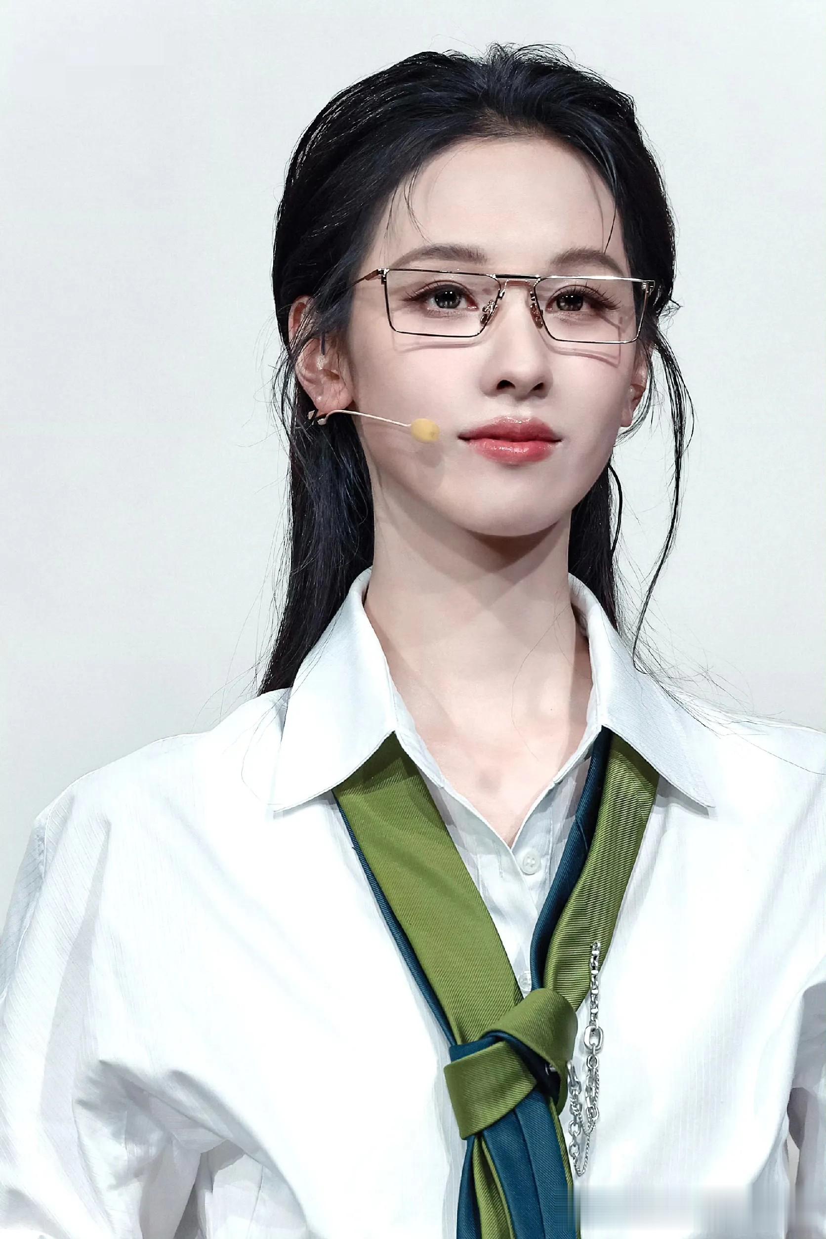 香港这一夜，29岁于适西装暴徒帅到失语！陈都灵露大长腿高智封神