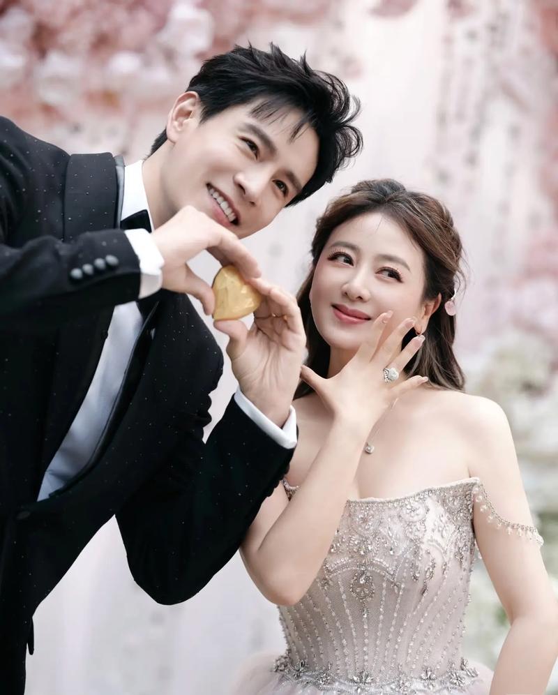 娶大六岁二婚妻，甘愿吃软饭，如今40岁搭档朱珠成功翻红