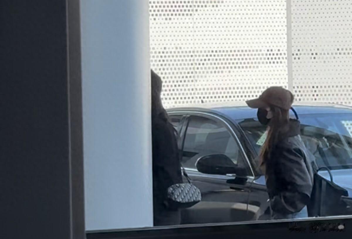 迪丽热巴最新露脸!穿短裤秀大长腿,一个助理陪同,粉丝激动哭了