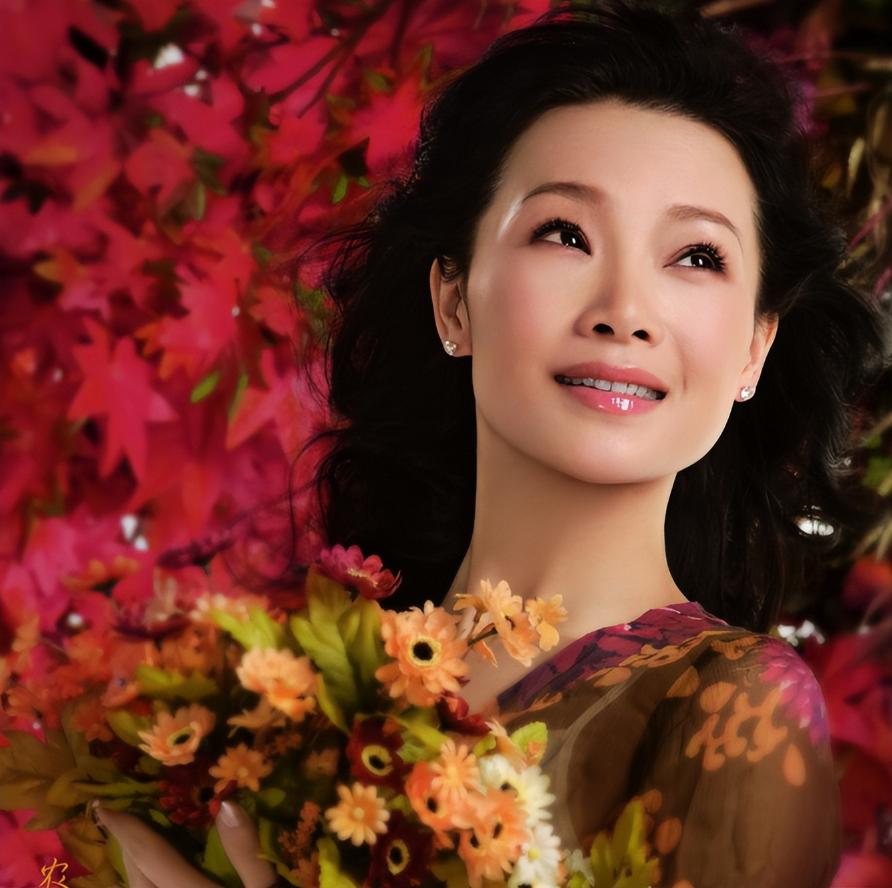 男友病逝后悲伤欲绝,54岁单身无儿无女,如今吕薇后悔了吗