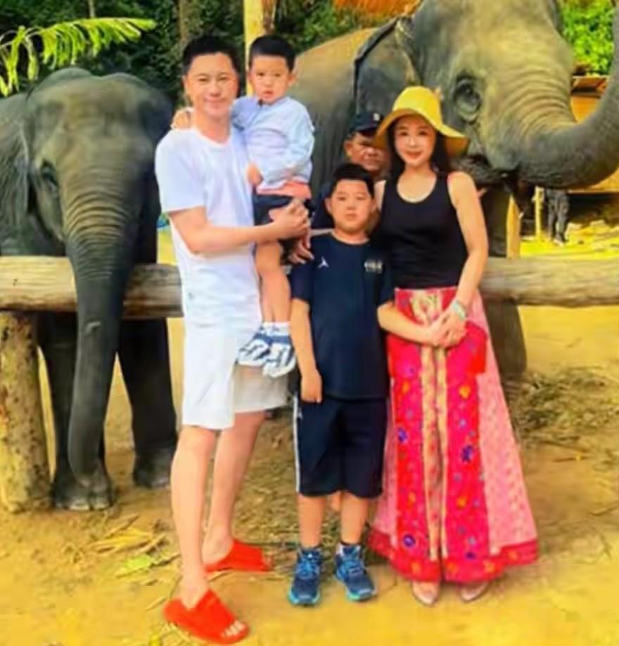 李小萌幸福肥来得好猛，不修图看着胖好多，状态超级无敌也很年轻