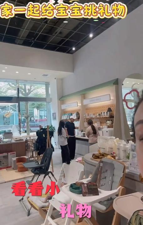 马筱梅还在医院打吊瓶！汪小菲带玥儿姐弟给弟弟挑礼物，眼光真好