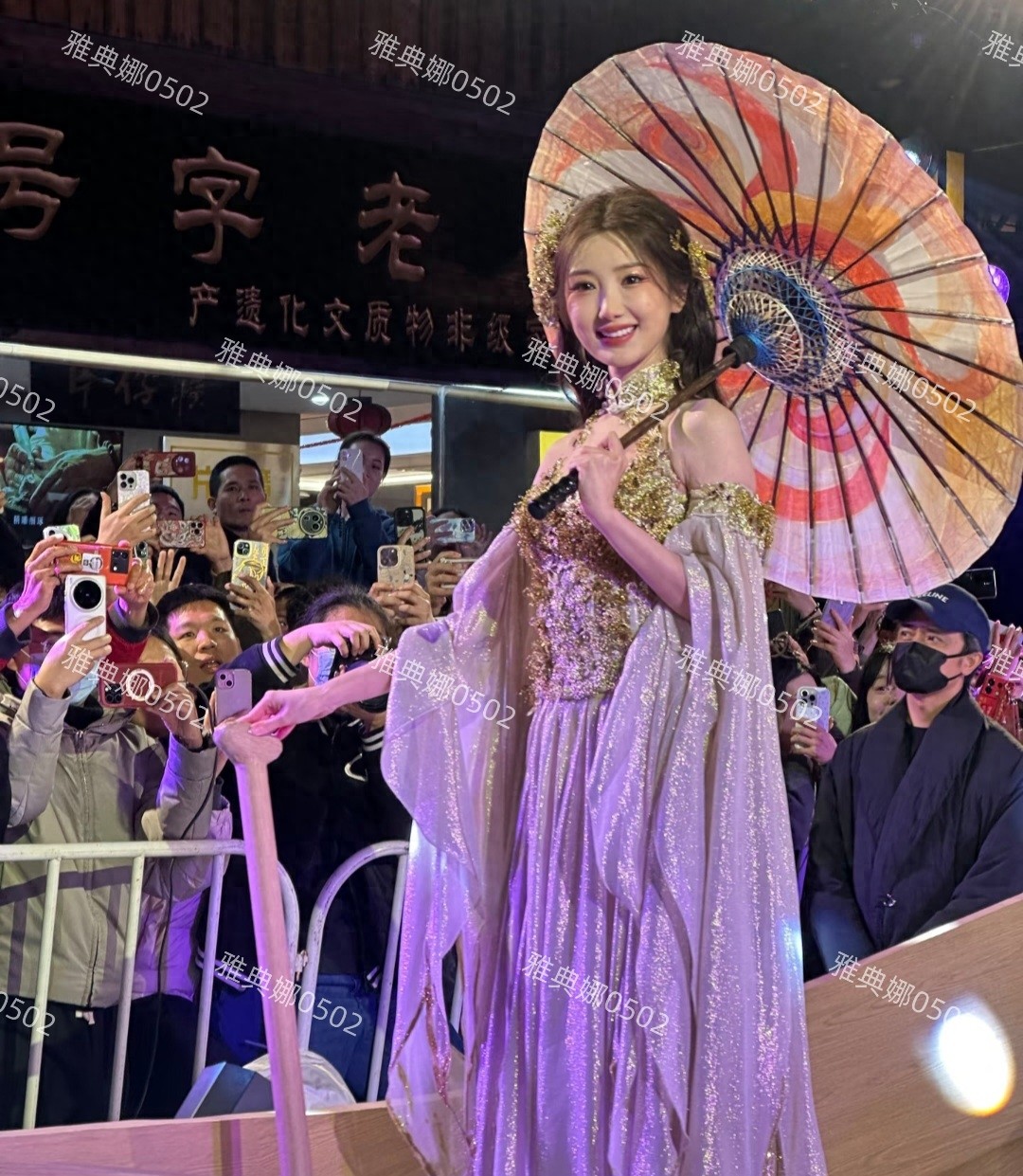 毛晓彤的美貌被低估了，她今天现身福州扮花车女神，本人好美好甜