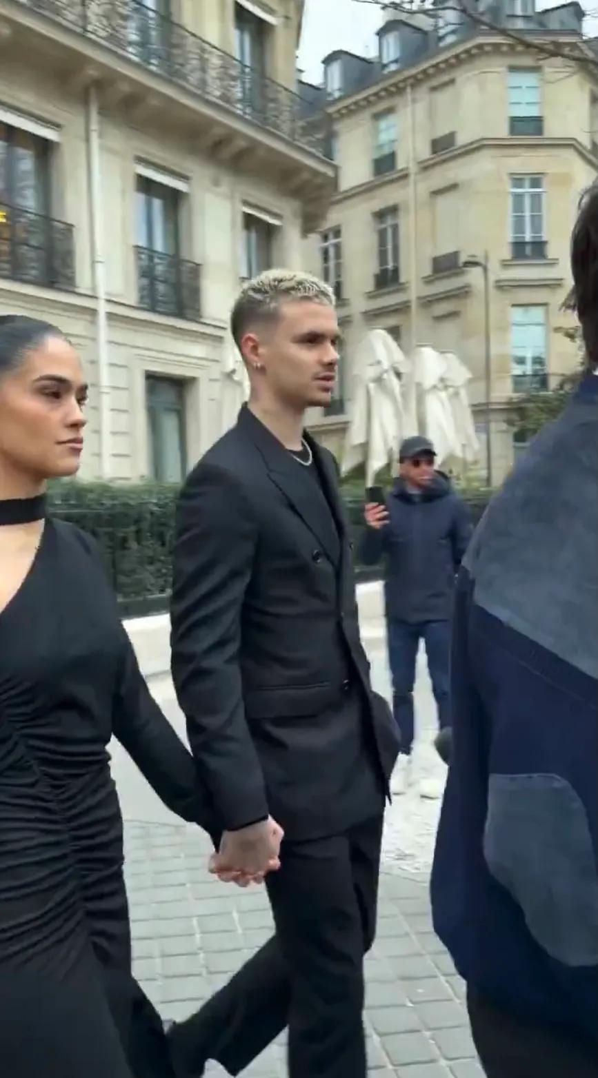 贝克汉姆拿14万爱马仕包，小七穿黑裙漂亮，维多利亚授勋很荣耀