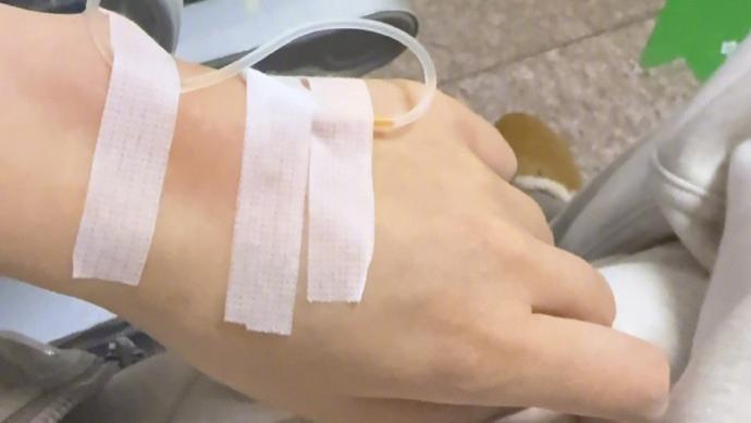 王晓晨晒独自打点滴照，手臂红肿，叹：日子怎么会和谁过都一样？