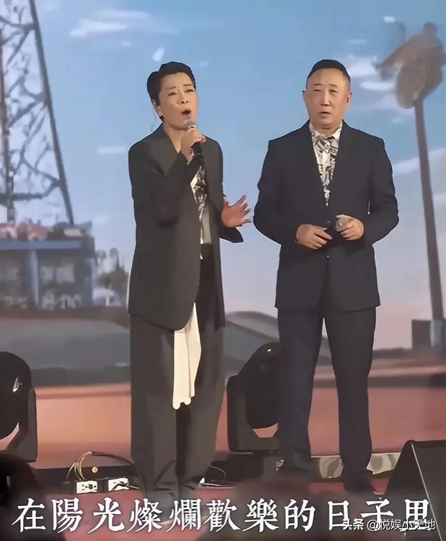 一级歌唱家沦落到接小商演,给某集团年会助兴,老总是她的小粉丝
