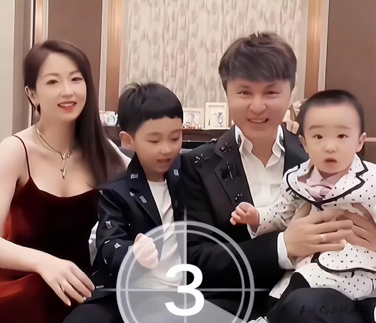 上海主持人朱桢现状：和二婚妻子生俩娃，47岁转型当俱乐部老板