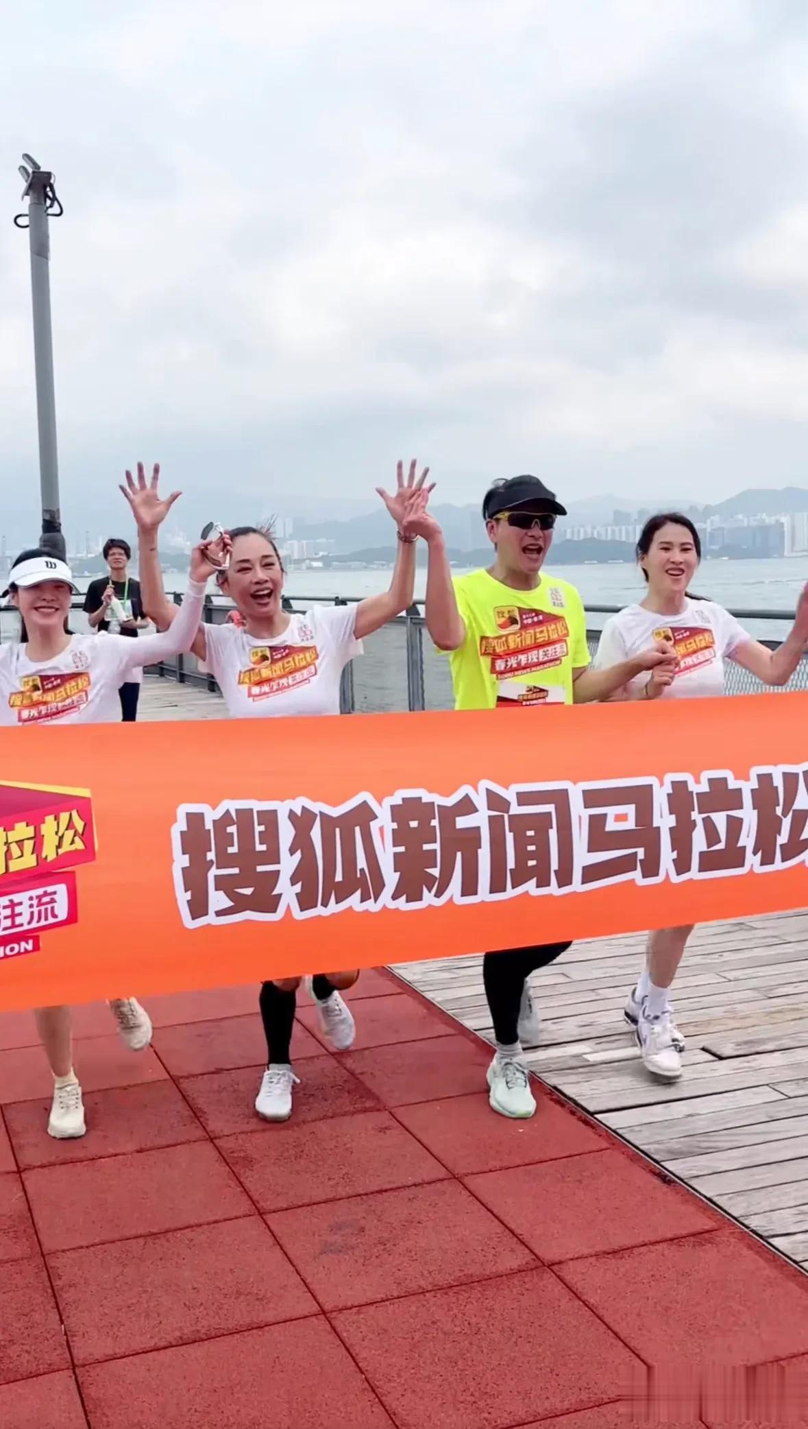 香港马拉松现场，陈松伶林志玲同框引热议，这俩真不像同龄人