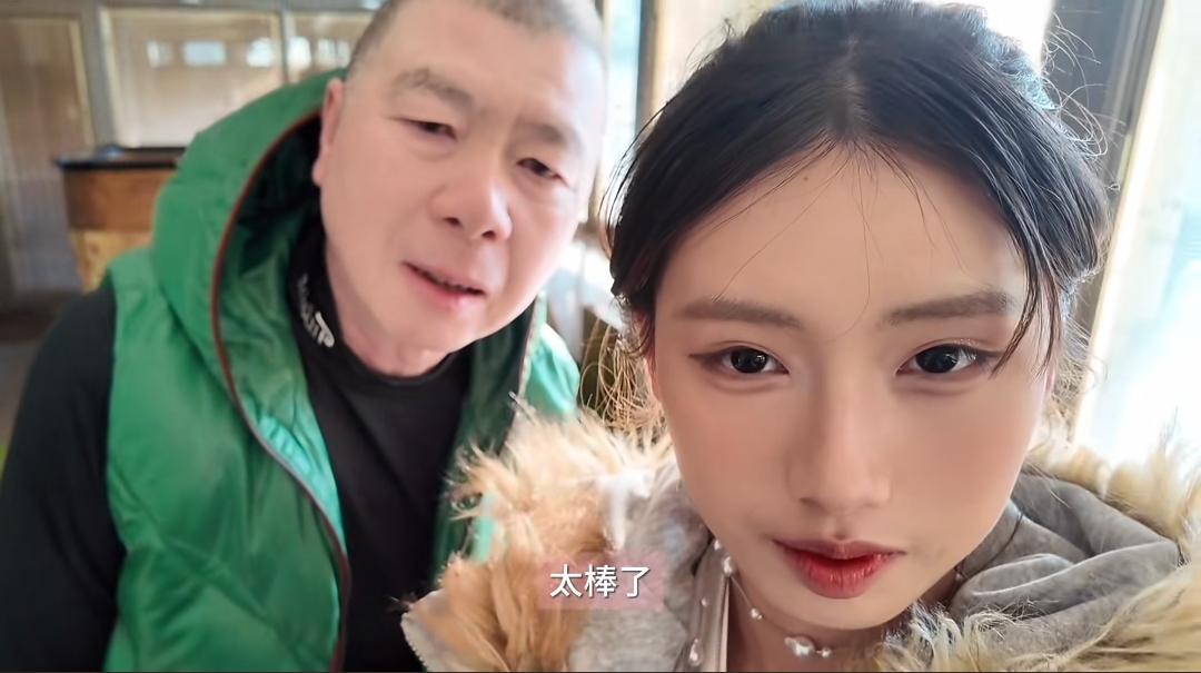 徐帆闺女晒北京别墅，家里装修偏旧但很大，冯小刚夫妻私下很宠她