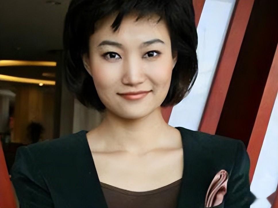 隐婚生子？移民国外？央视主持李梓萌现状曝光，传闻终于真相大白