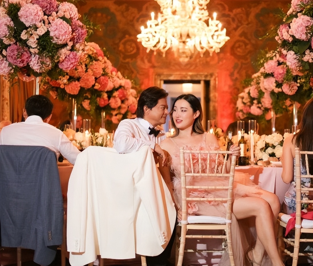 她是央视认证的大歌唱家，嫁大31岁二婚老头，如今周游世界很幸福