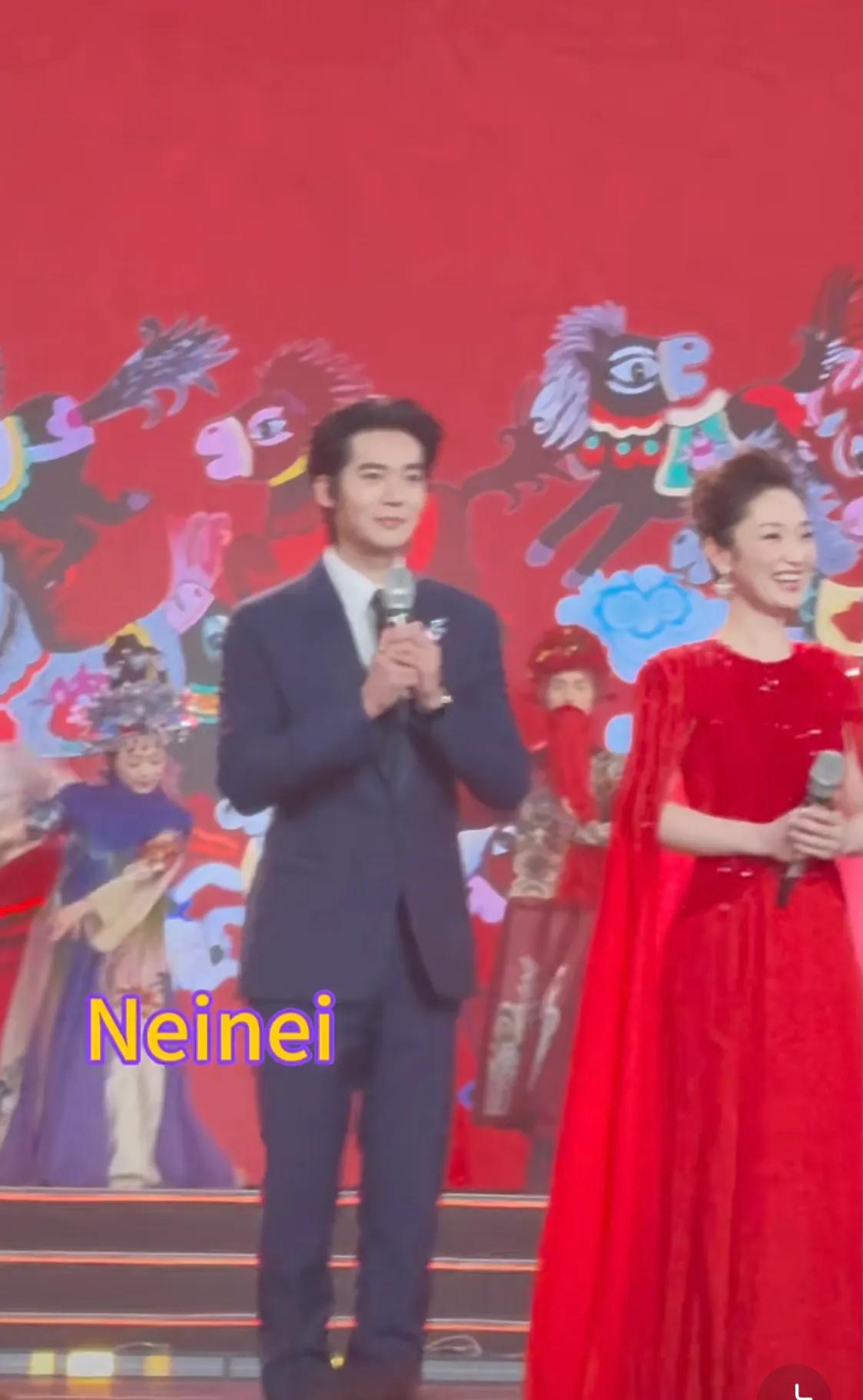 章子怡穿红裙录春晚，陈妍希娇俏，于适站蓝羽身边，张译很帅气