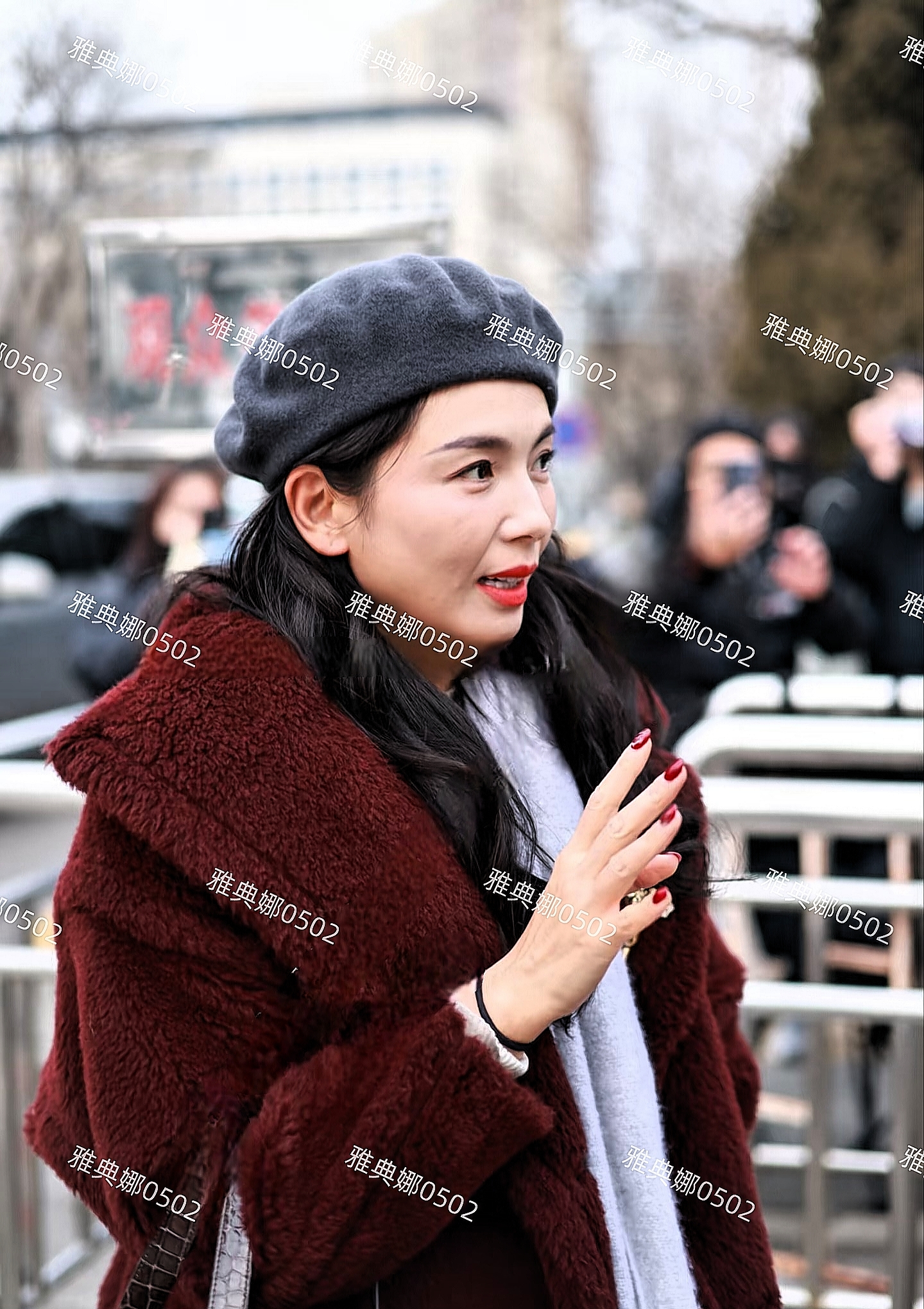 电视台门口蹲到参加春晚彩排的刘涛,本人打扮时尚但皮肤黑不年轻