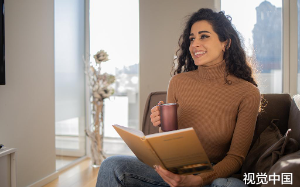 儿子趁我大扫除把我锁在窗外，怕我妨碍老公和闺蜜培养感情