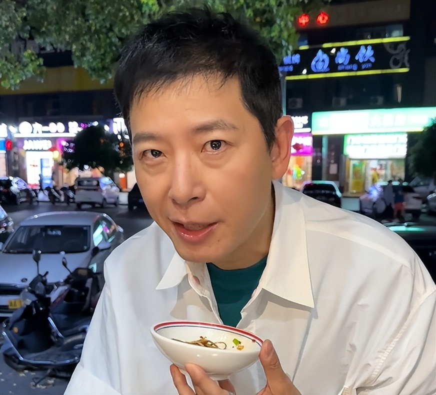 与李静牵手散步2个月，戴军自曝“猛料”，原来他和瞿颖状态一样