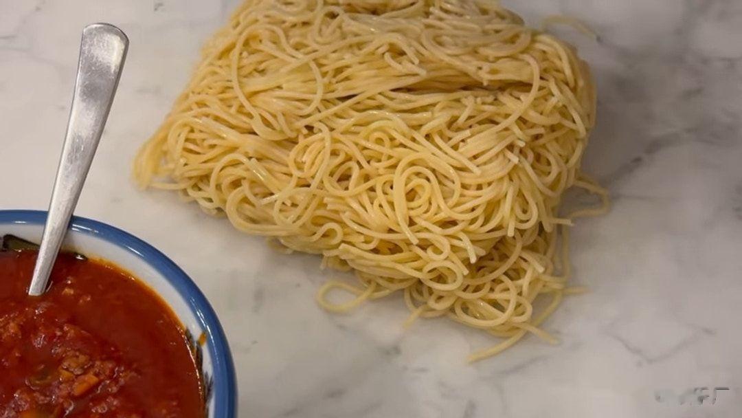 郑嘉颖家把意大利面倒桌上吃！孩子直接上手超满足