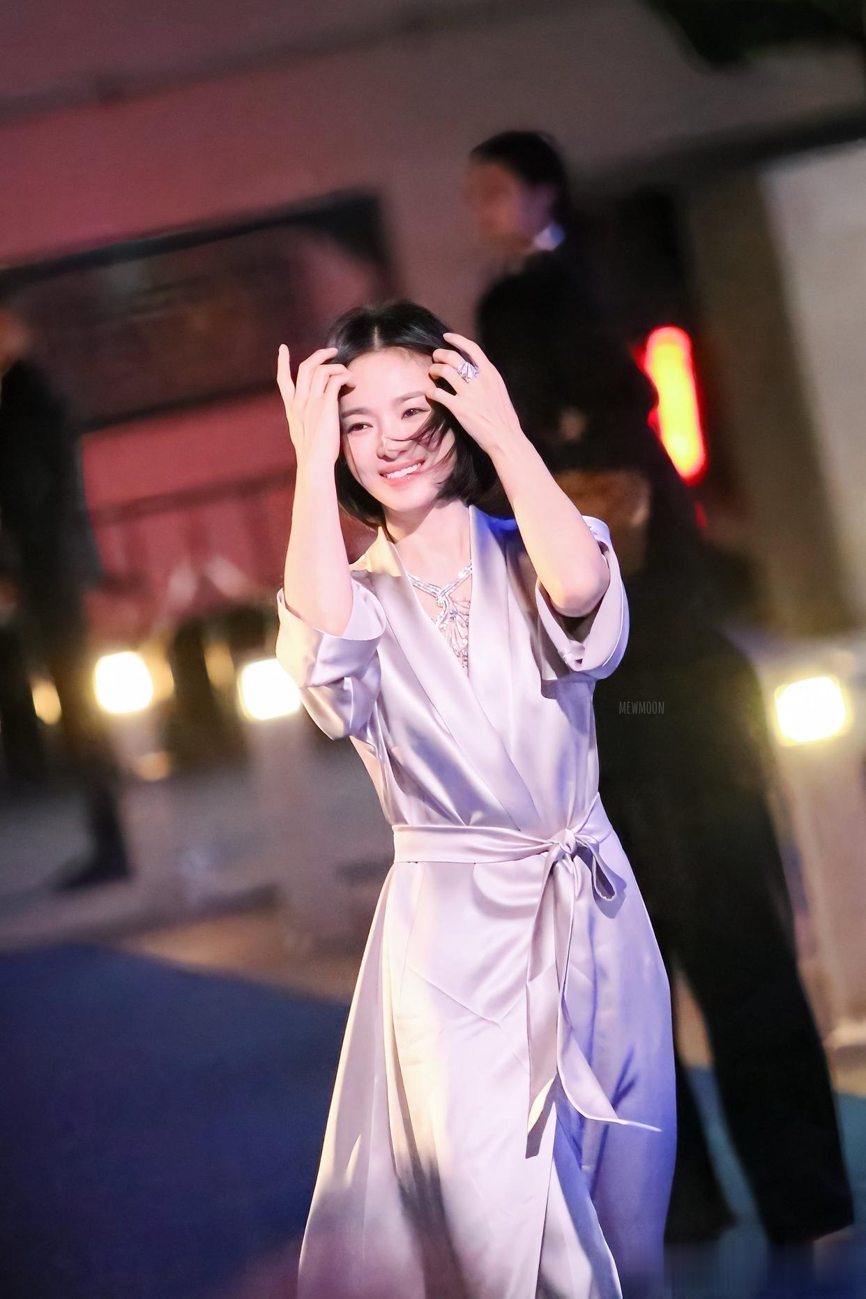 宋慧乔活动美图,干练短发缎面丝质长裙,优雅气质迷人。