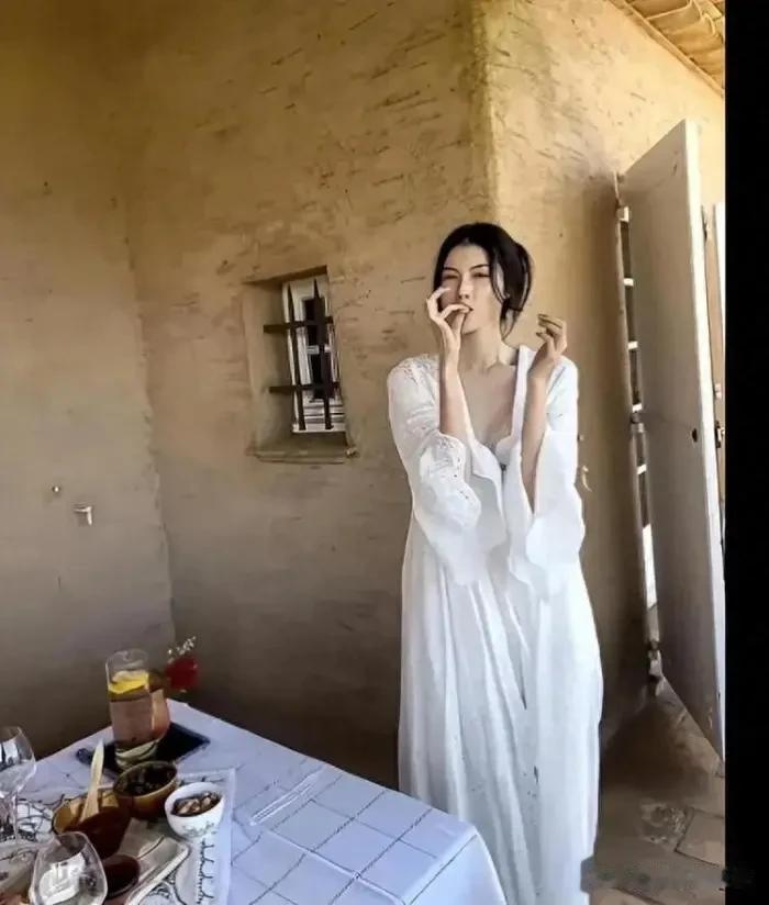超模何穗下厨做菜，长的好看还这么贤惠，难怪陈伟霆娶她当媳妇