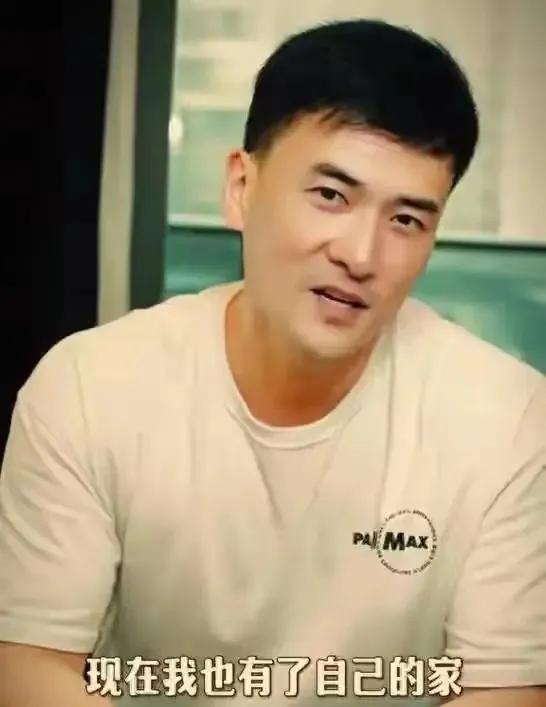 离婚8年抚养费分文未付！何洁独扛4娃，赫子铭再婚翻身