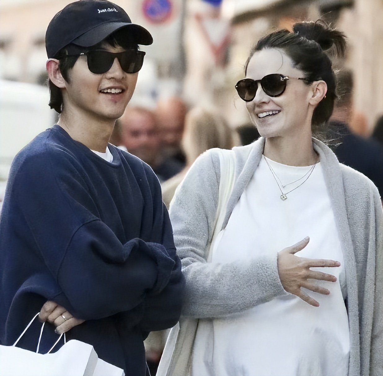 宋慧乔坦白离婚真相一年，公开秀恩爱的宋仲基，终于不再顾忌体面