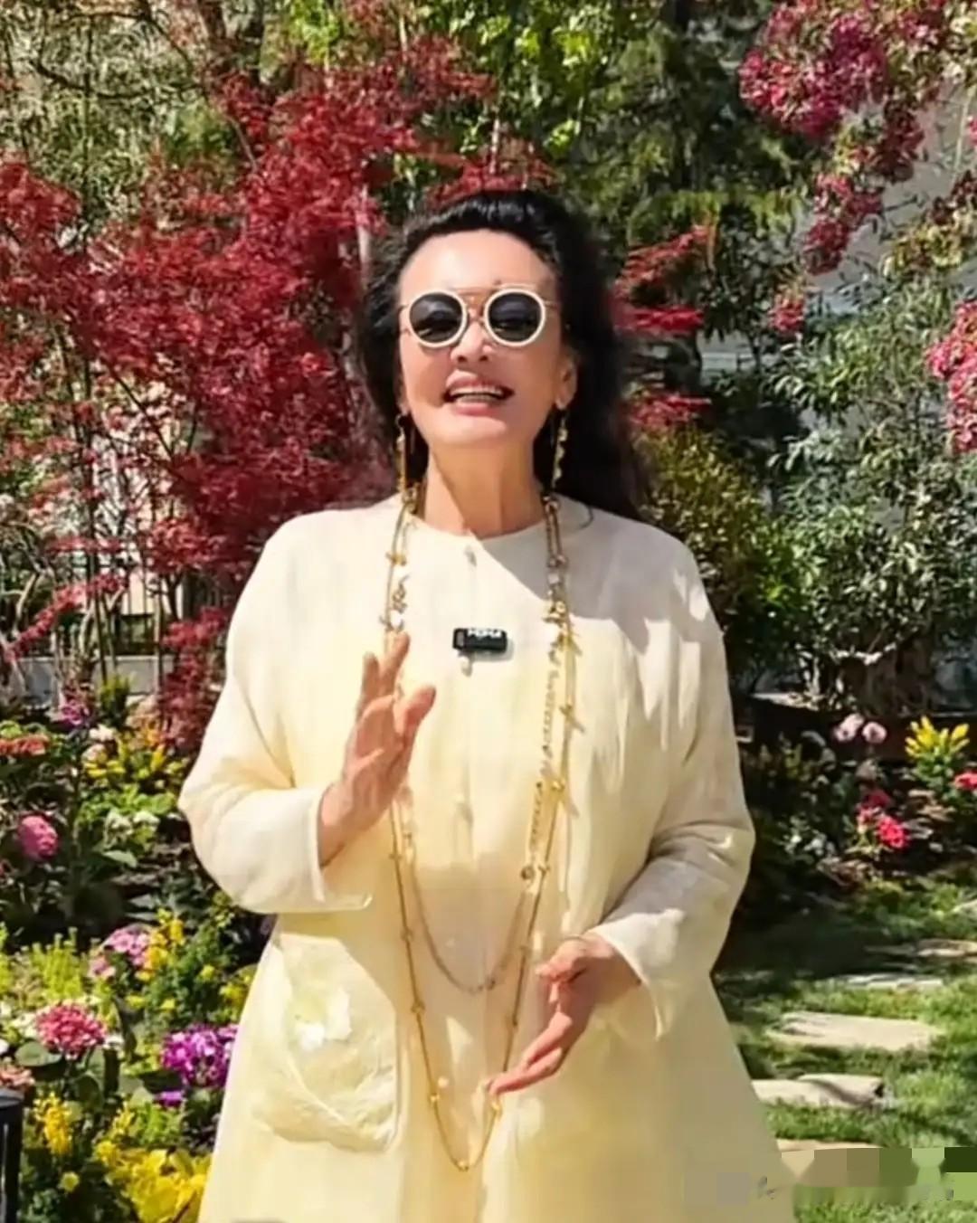 筱梅返京穿纱裙美翻！兰姐闭嘴不提孙子，网友：这才是高情商婆婆