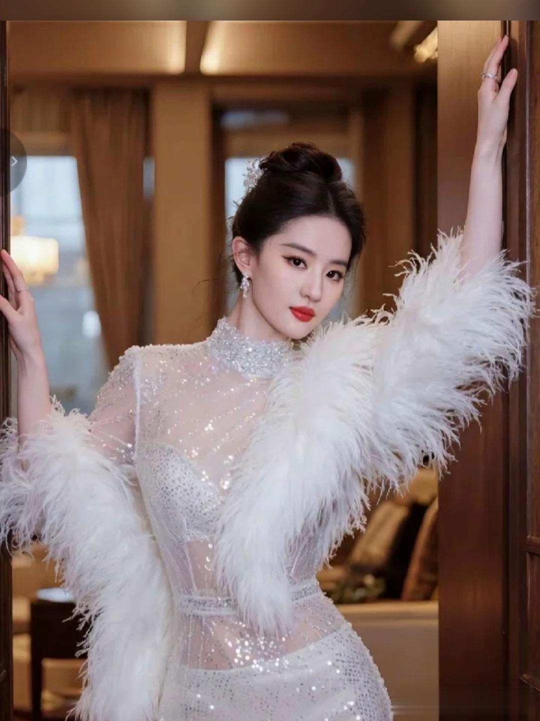 刘亦菲,仙女姐姐这身粉色花瓣裙也太美了吧!