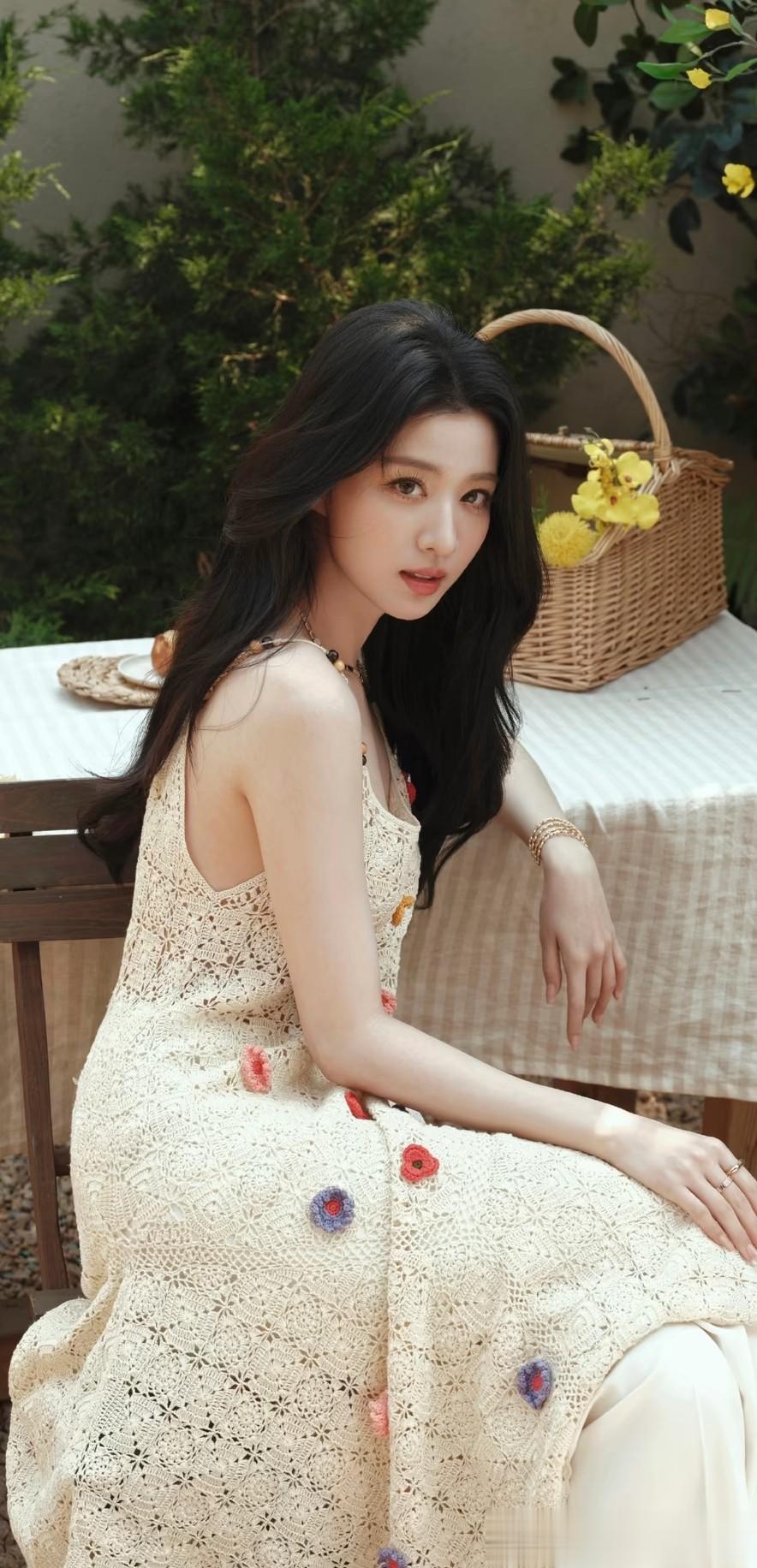 王楚然春晚造型太美了，穿红裙明艳大气，状态好的像18岁!