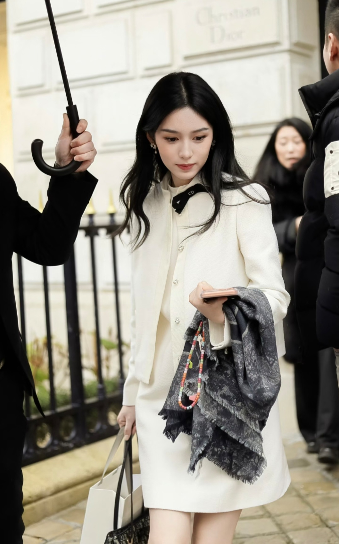 周也和家人西班牙吃火锅被偶遇，一家四口都是高颜值，画面很温馨