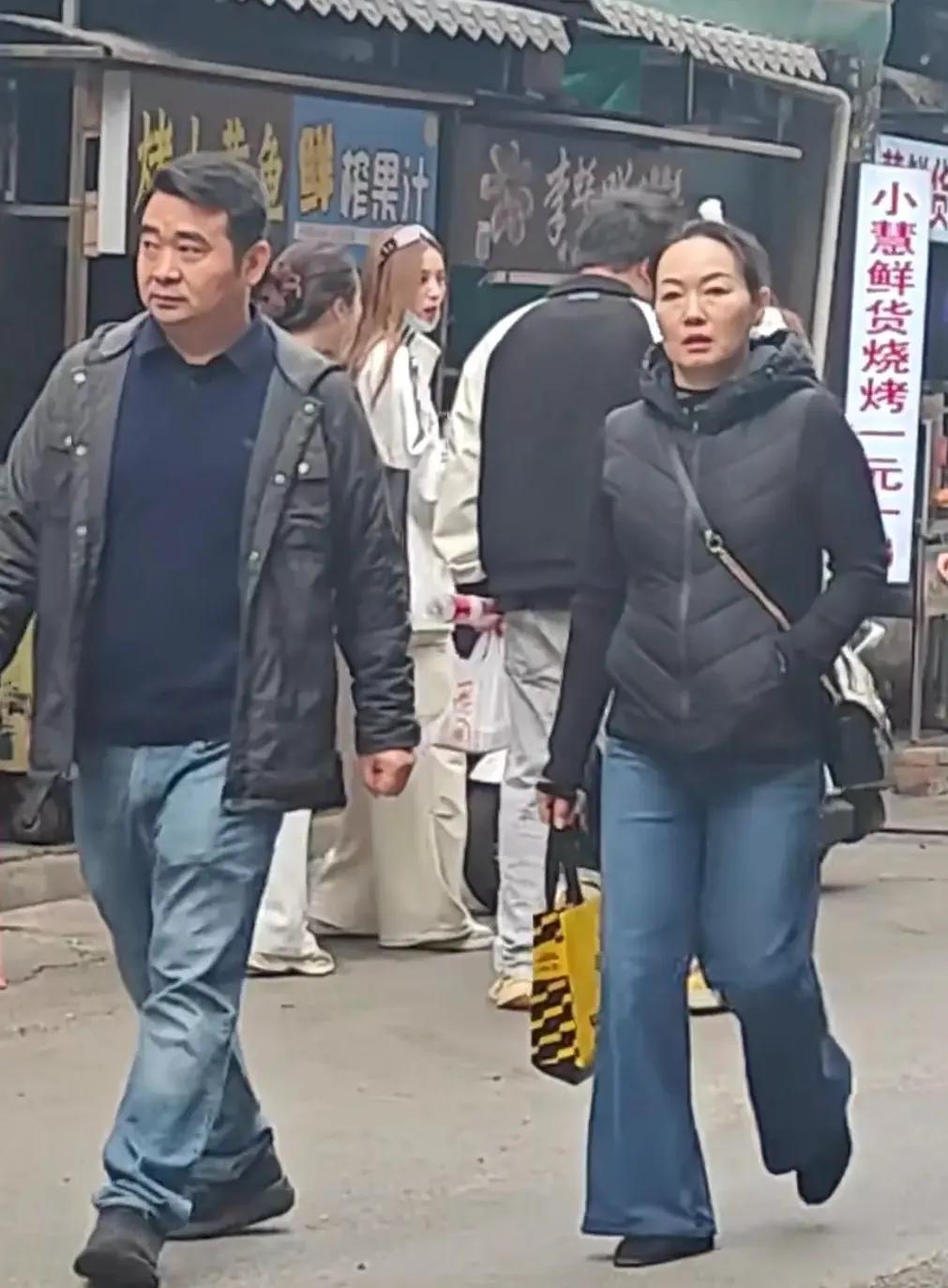 徐艺洋南充小吃街被偶遇，穿搭时尚，气质美丽！